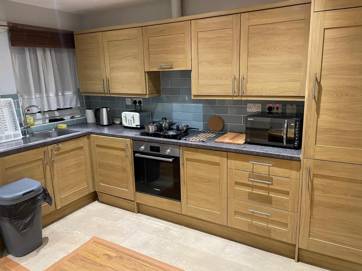 2 Bedroom Apartment Chiswick Park Tube Station London Exterior photo